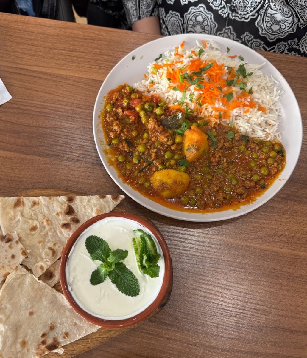 Afghan keema with saffron rice, yoghurt and naan